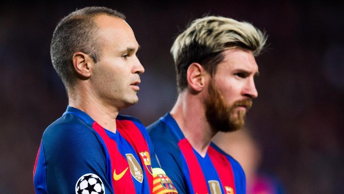 BARCELONA, SPAIN - OCTOBER 19: Andres Iniesta (L) and Lionel Messi of FC Barcelona look on during the UEFA Champions League group C match between FC Barcelona and Manchester City FC at Camp Nou on October 19, 2016 in Barcelona, Spain. (Photo by Alex Caparros/Getty Images)