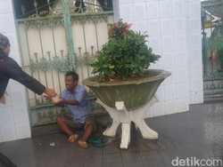 Kisah Mereka yang Menularkan Hobi Sedekah Tiap Jumat