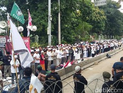 Massa Sidang Ahok Gelar Salat Berjemaah di Depan Kementan