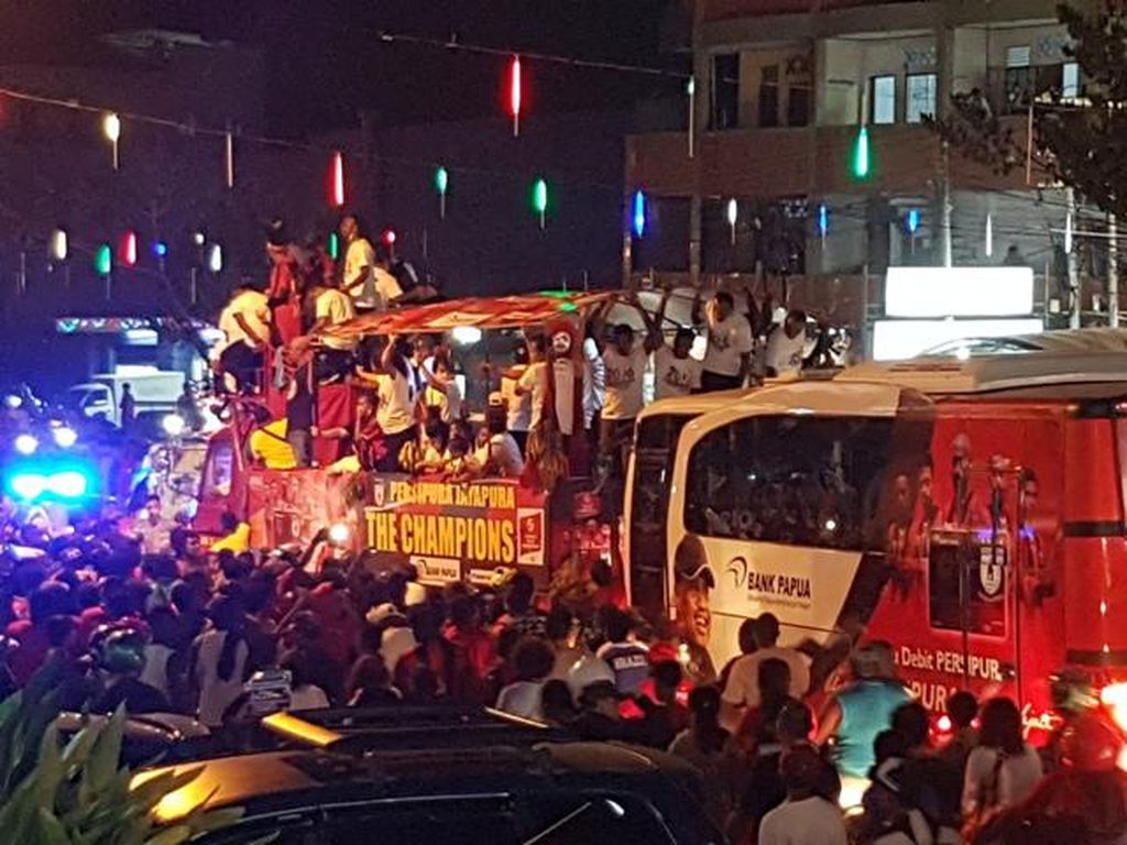 Ribuan Warga Jayapura Meriahkan Pawai Juara Persipura Ribuan Warga Jayapura Meriahkan Pawai Juara Persipura