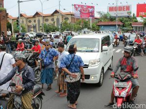 Sopir Taksi Demo di Bandara Bali, Minta Taksi Online Diblokir