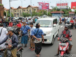 Sopir Taksi Demo di Bandara Bali, Minta Taksi Online Diblokir