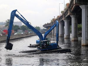 7 Alat Berat Keruk Kali Ancol 7 Alat Berat Keruk Kali Ancol
