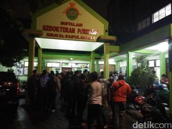 Aremania dan Kerabat Datangi Rumah Sakit Tempat Achmad Kurniawan Dirawat