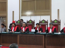 Debat Ahok dan Saksi soal Akses Komunikasi