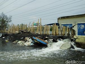 Warga Sebut Tanggul Jebol di Muara Angke Sejak Mei 2016