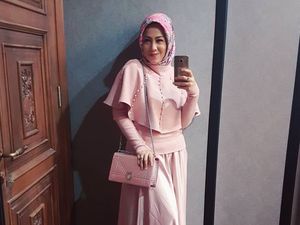 Foto: Manisnya Istri Denny Cagur yang Kini Berhijab