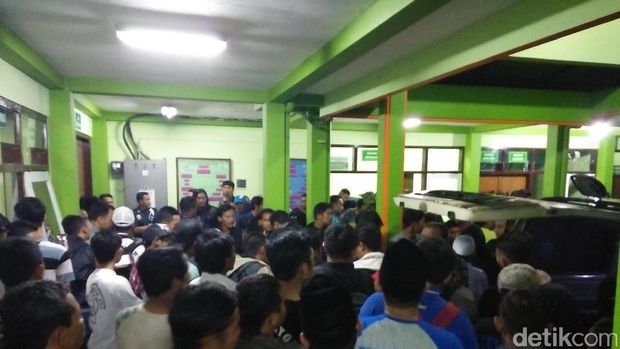 Aremania dan Kerabat Datangi Rumah Sakit Tempat Achmad Kurniawan Dirawat