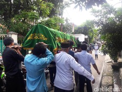 Tangis Keluarga Iringi Pemakaman Tri Arum di TPU Kober Kramat Jati