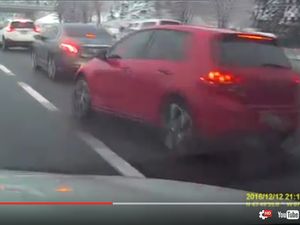 Pindah-pindah Jalur di Tol, VW Golf Ini Sebabkan Kecelakaan