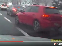 Pindah-pindah Jalur di Tol, VW Golf Ini Sebabkan Kecelakaan