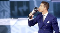 Ronaldo membawa pulang penghargaan setelah mengungguli Lionel Messi (Barcelona/Argentina) dan Antoine Griezmann (Atletico Madrid/Prancis). REUTERS/Ruben Sprich.