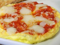 Bosan Sarapan Roti? Bikin Saja Pizza Omelette yang Praktis Ini