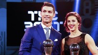 Ronaldo berfoto bersama Carli Lloyd. REUTERS/Ruben Sprich.