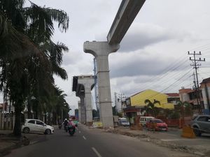 Luhut Rapat Soal Proyek LRT Jabodebek di Kantornya