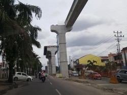 Luhut Rapat Soal Proyek LRT Jabodebek di Kantornya