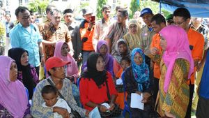 Mensos Khofifah Bantu Korban Banjir Bandang di Bima
