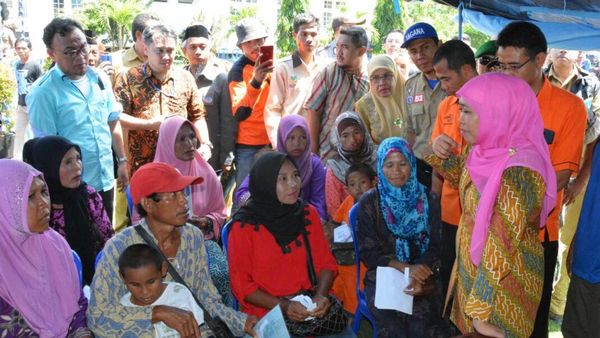 Mensos Khofifah Bantu Korban Banjir Bandang di Bima