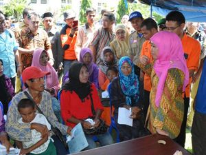Mensos Khofifah Bantu Korban Banjir Bandang di Bima Mensos Khofifah Bantu Korban Banjir Bandang di Bima