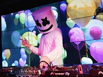 Wajah Asli Marshmello yang Selama Ini Ditutupi Helm