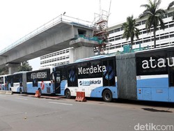 Kenapa Isi Ulang Uang Elektronik di Halte TransJakarta Dipotong Rp 2.000?