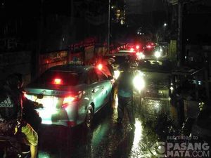 Hujan Deras, Jalan di Depan Gandaria City Tergenang Setengah Meter