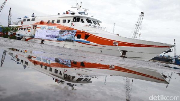 Mengintip Interior KM Express Bahari 3B