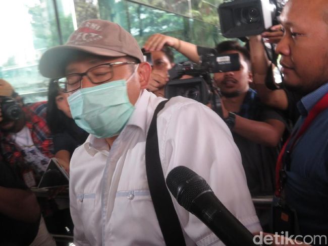 Pakai Masker dan Topi, Anas Urbaningrum Jalani Pemeriksaan