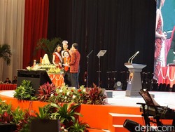 Mega Potong Tumpeng HUT PDIP, Piring Pertama untuk Jokowi