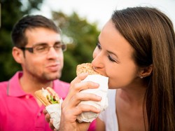 Trik Langsing Ala Pakar: Kunyah Makanan Minimal 35 Kali