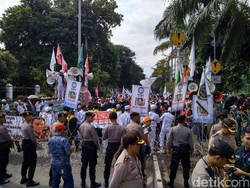 Massa di Lokasi Sidang Ahok Bersalawat dan Nyanyi Indonesia Raya
