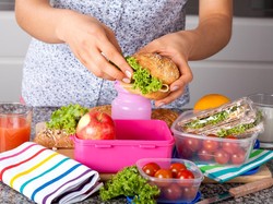 Menyiapkan Makanan Sendiri Bisa Kurangi Ngidam Makanan Tak Sehat