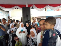 Kalungkan Kain Gendong ke Anies, Ibu ini Titip Masa Depan Cucunya