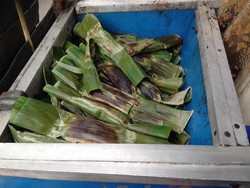 Otak-otak yang Empuk Berpadu dengan Bumbu Kacang Gurih