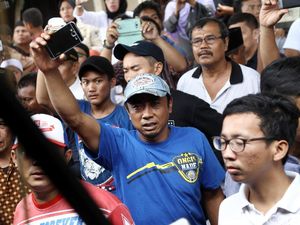 Kerabat dan Aremania Melayat Almarhum AK Kerabat dan Aremania Melayat Almarhum AK