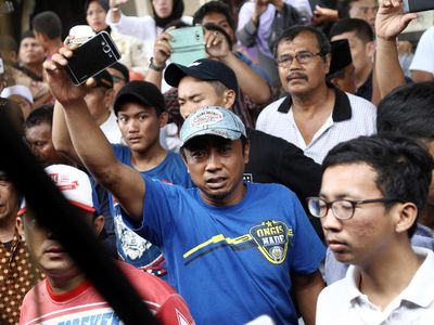 Kerabat dan Aremania Melayat Almarhum AK