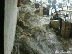 Tembok Pabrik Kain di Pandaan Pasuruan Jebol Diterjang Banjir