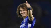 David Luiz rela gajinya dipotong demi kembali ke Chelsea setelah beberapa tahun di Paris Saint-Germain. Comeback Luiz diganjar medali juara Premier League 2016/2017, setelah tampil impresif dalam formasi tiga bek Chelsea. Foto: Tony OBrien/Action Images via Reuters