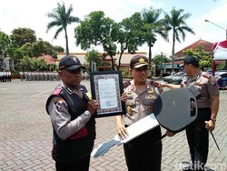 Polisi Humanis ini Mendapat Penghargaan dari Kapolda Jatim