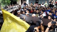 Jenazah Kiper Arema Tiba di Rumah Duka