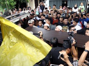 Jenazah Kiper Arema Tiba di Rumah Duka Jenazah Kiper Arema Tiba di Rumah Duka