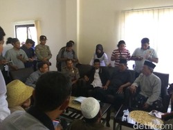 Ratusan Warga Tolak Pembangunan Pabrik B3 di Lamongan