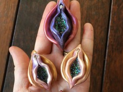 Kalung Bentuk Miss V Jadi Populer dan Terjual Habis di Online Shop