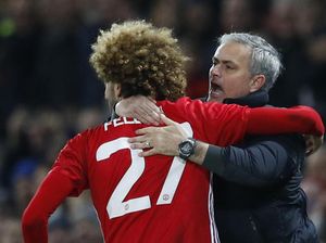 Makna Pelukan Fellaini untuk Mourinho