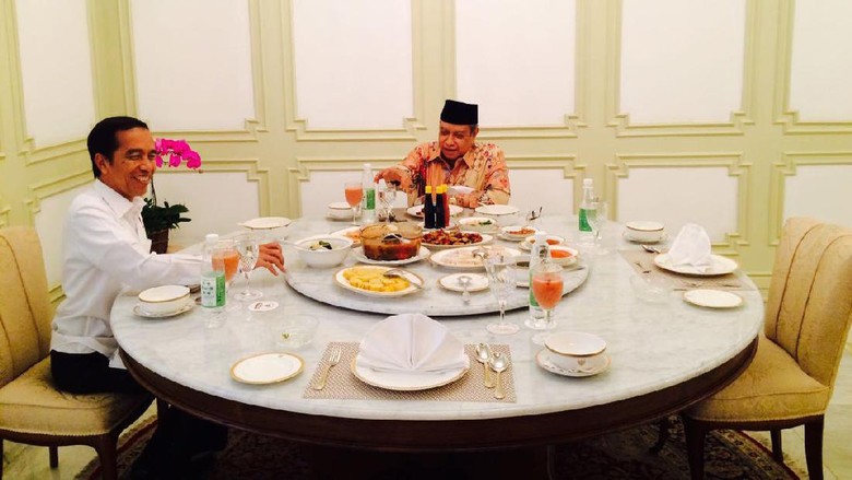 Makan Siang Bersama, Jokowi dan Ketum PBNU Bahas Kelompok Radikal Makan Siang Bersama, Jokowi dan Ketum PBNU Bahas Kelompok Radikal