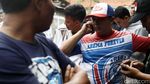 Kerabat dan Aremania Melayat Almarhum AK