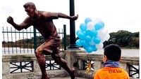 Foto kombinasi patung Messi sebelum dan sesudah dirusak. REUTERS/Marcos Brindicci.