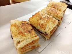 Roti Bakar Aneka Isian yang Legit Harum