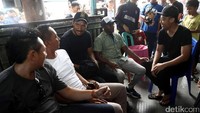 Suasana duka juga dirasakan oleh rekan-rekan AK yang datang.