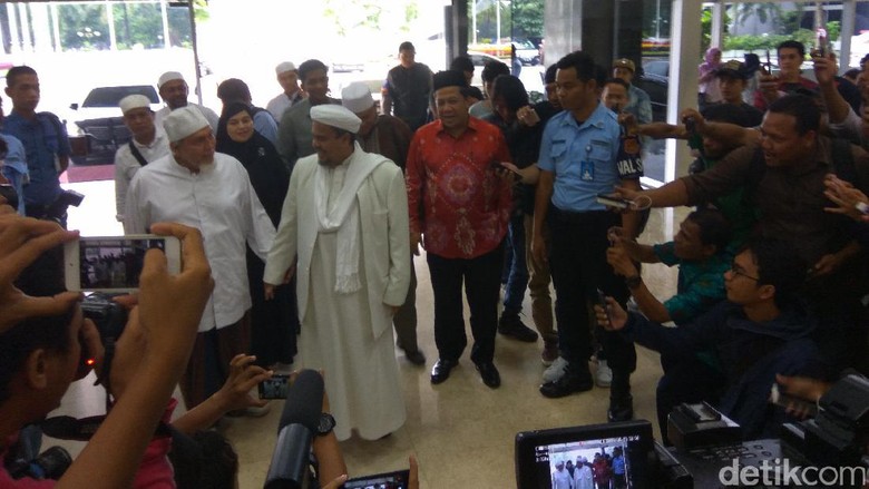 Ditemani Fahri Hamzah, Habib Rizieq Datang ke Gedung DPR Ditemani Fahri Hamzah, Habib Rizieq Datang ke Gedung DPR